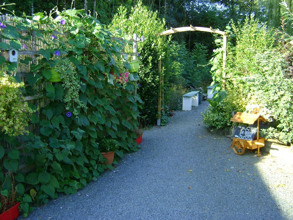 Les Roulottes De Saint-Sulpice Guest House Eksteriør bilde