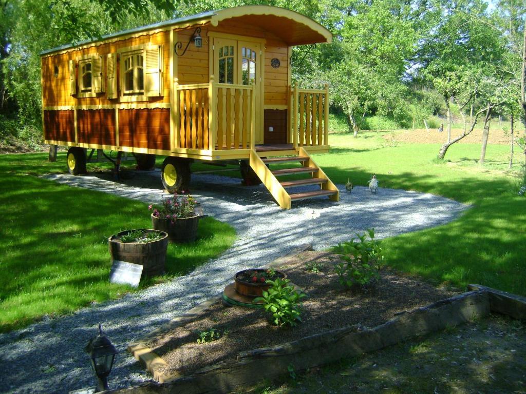 Les Roulottes De Saint-Sulpice Guest House Eksteriør bilde