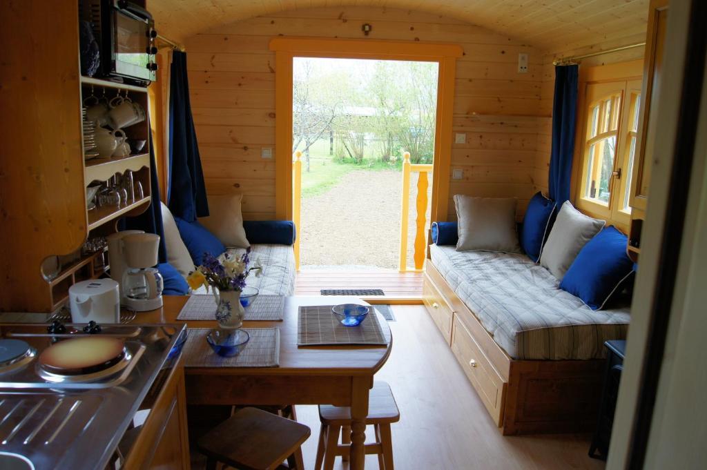 Les Roulottes De Saint-Sulpice Guest House Rom bilde