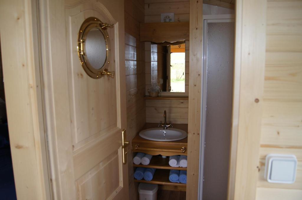Les Roulottes De Saint-Sulpice Guest House Rom bilde