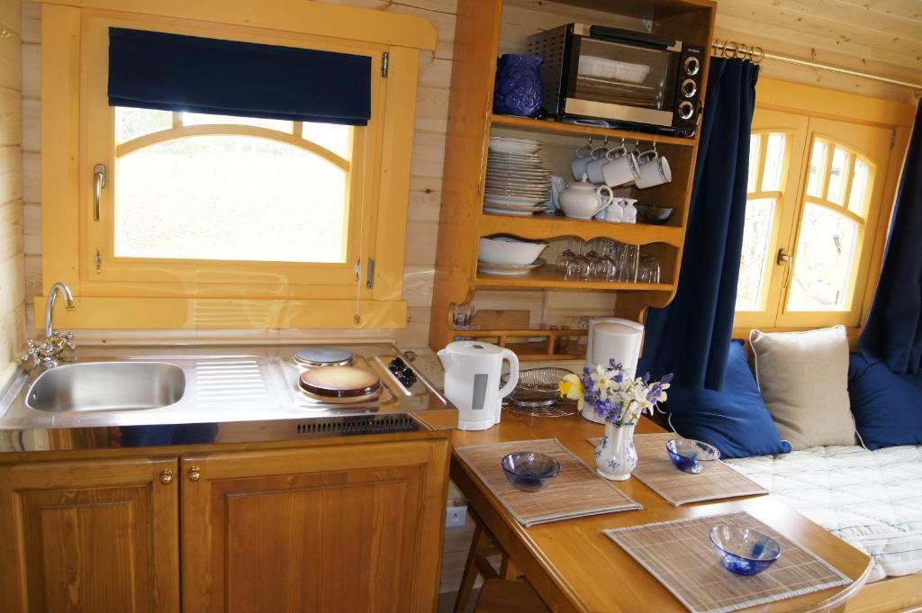 Les Roulottes De Saint-Sulpice Guest House Rom bilde