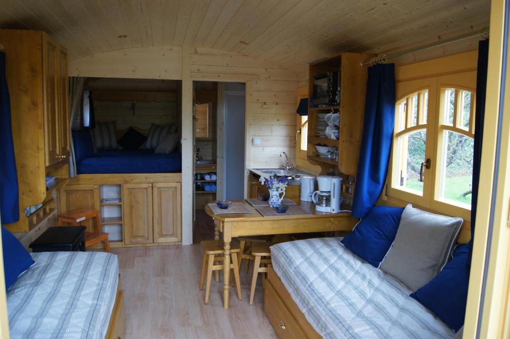 Les Roulottes De Saint-Sulpice Guest House Rom bilde