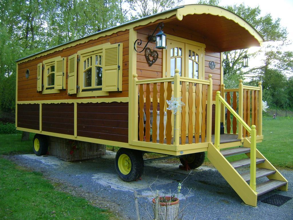 Les Roulottes De Saint-Sulpice Guest House Eksteriør bilde