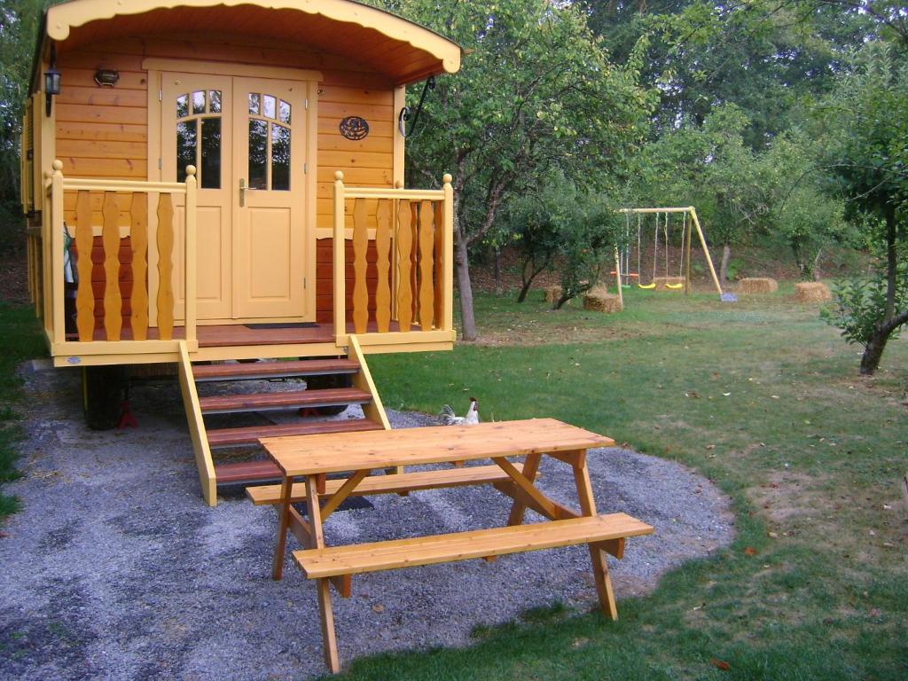 Les Roulottes De Saint-Sulpice Guest House Eksteriør bilde